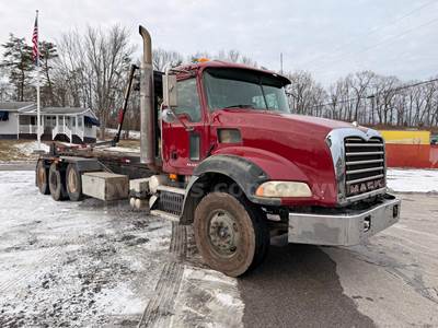 2010 Mack GU813 Roll off Truck