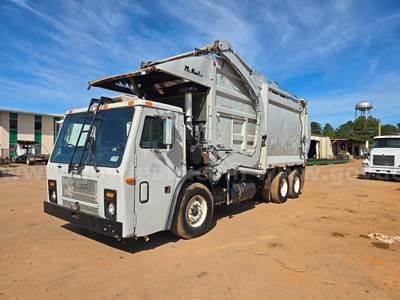 2003 Mack LE613 McNeilus 30 Cu Yard Front Load Garbage Truck