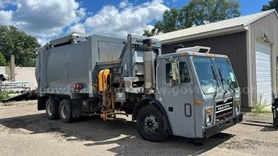 2015 Mack LEU Side Load Garbage Truck