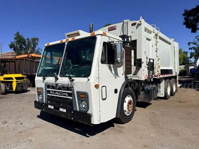 2015 Mack LEU600 with Heil T/A Rear Load Garbage Truck