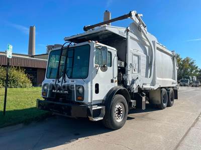 2011 Mack MRU613 T/A Garbage Truck