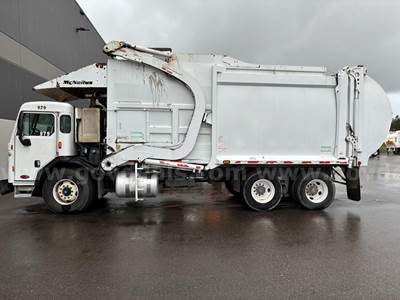 2015 Peterbilt 320
