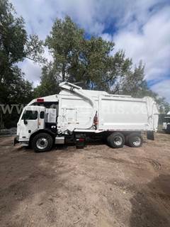 2016 Peterbilt 320