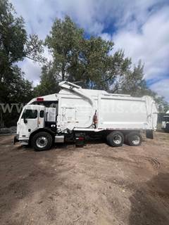 2016 Peterbilt 320