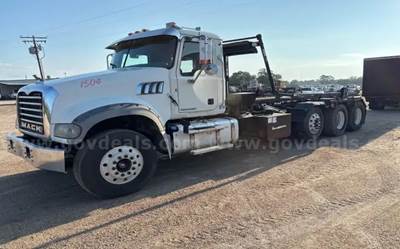 2015 MACK GU713 8x4 TRI/A ROLL-OFF TRUCK.