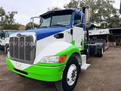 2005 Peterbilt 335 S/A Hooklift Truck