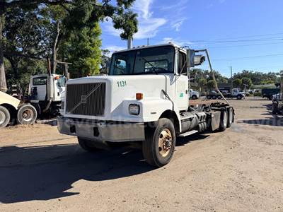 2000 Volvo WG  T/A Roll Off Truck