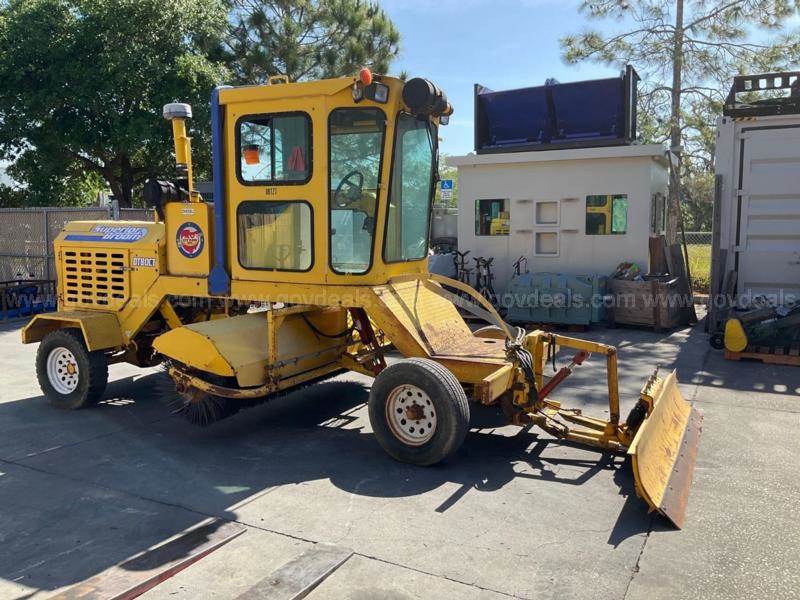 SUPERIOR BROOM SWEEPER MODEL DT80CT, CUMMINS DIESEL ENGINE, ENCLOSED CAB, ARTICULATING BROOM For