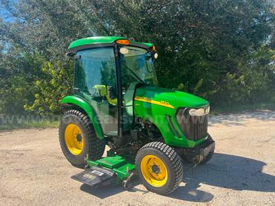 2010 John Deere 3520 Compact Utility Tractor with 72 mower deck