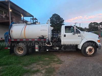 2011 Ford F-750 Vacuum Septic Truck porta potty