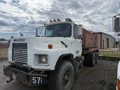 1996 Mack DM690S 4000 Gallon T/A Water Truck