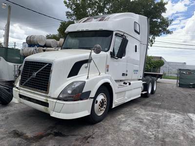 2011 Volvo VNL Cab Fairing DRIVER SIDE