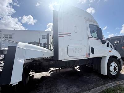2017 Freightliner Cascadia 113 Complete Sleeper Cab & Hood Assembly OEM White