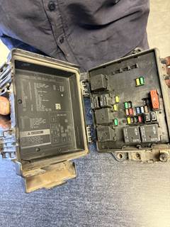 USED  - Volvo VNL Fuse Box