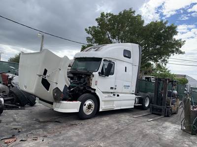 2011 Volvo VNL Sleeper Semi Truck PARTS SELLING