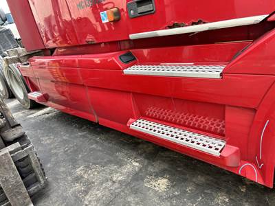 2006 Volvo VNL Tank Fairing