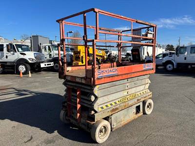 SkyJack SJ 1114626 Manlift Electric with Battery Charger