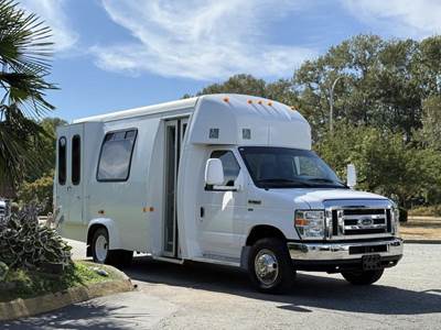 Ford Econoline E-350 Super Duty 13-Passenger Wheelchair Lift Bus