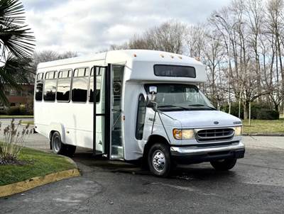 Ford Econoline E-450 Super Duty 5-Passenger Bus with Wheelchair Lift