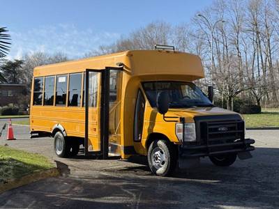 Ford Econoline E-450 13-Passenger Bus