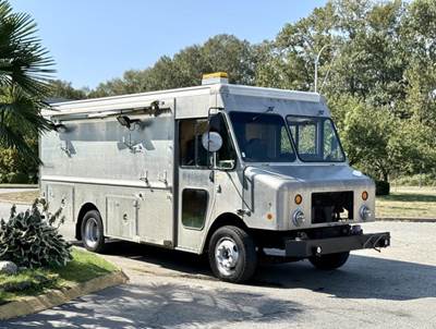 Morgon Olson Workhorse W62 16-Foot Step Van Cargo Van with Rear Shelving