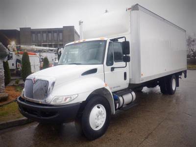 International 4300 22 Foot Cube Van With Power Tailgate 3 Seater Diesel