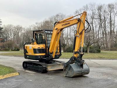 Hyundai R55-9A Tracked Excavator with Hydraulic Thumb and Clean Up Bucket
