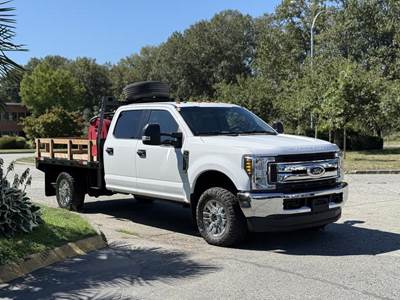 Ford F-350 SD XLT Crew Cab 4x4 9-Foot Flat Deck with 765L Fuel Tank