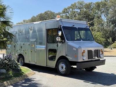 Morgan Olson Workhorse W62 16-Foot Mobile Workshop Service Step Van