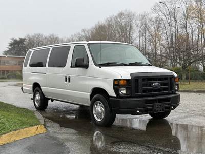 Ford E-350 XL Super Duty 15-Passenger Van
