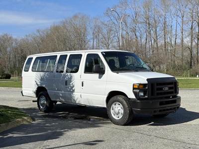 Ford Econoline E-350 Extended 11-Passenger Van