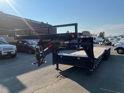 Load Trail 28 Foot Gooseneck Trailer triple axle