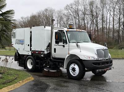 International DuraStar 4300 Schwarze M6000 Street Sweeper