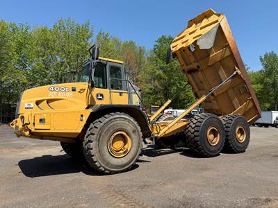 John Deere 400D Off-Highway Truck
