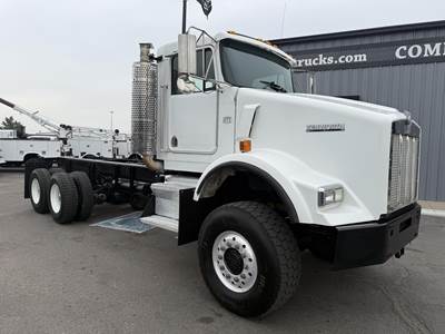 Kenworth T800 Tandem Axle Cab & Chassis Truck - Caterpillar, 305HP, 8Ll Manual