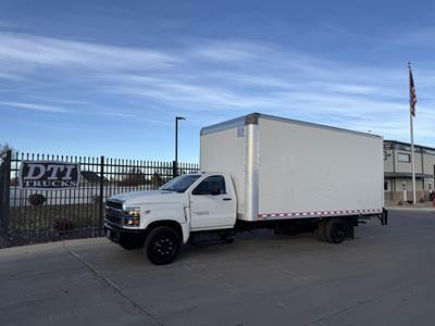 Chevrolet Silverado 6500HD Box Truck - Automatic, Liftgate