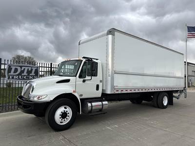 International DuraStar 4300 26 ft Box Truck - 220HP, 6 Speed Amt, Liftgate