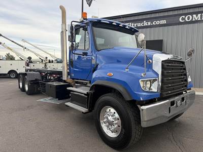 Freightliner 114SD Roll Off Truck - Detroit, 525HP, 10 Speed Manual