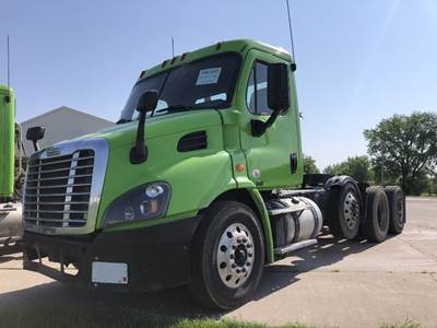 Freightliner CA113 Tri Axle Day Cab Truck - Detroit 450HP, Automatic