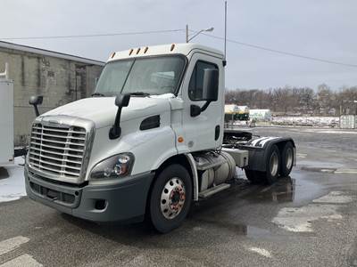 Freightliner CA113DC Day Cab Truck - Detroit 410HP, Automatic