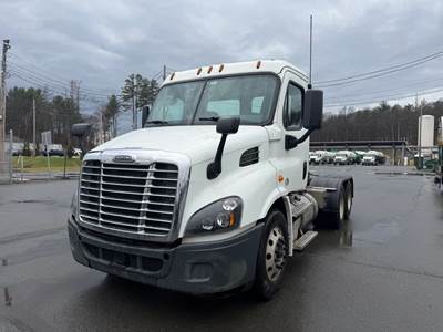 Freightliner CA113DC Day Cab Truck - Detroit 410HP, Automatic