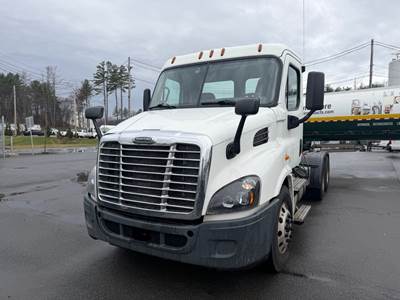 Freightliner CA113DC Day Cab Truck - Detroit 410HP, Automatic