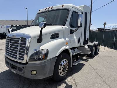 Freightliner CA113DC Day Cab Truck - Cummins 400HP, 10 Speed Manual