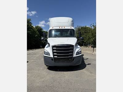 Freightliner Cascadia 116 Day Cab Truck - Detroit 450HP, Automatic