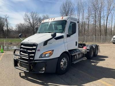 Freightliner CASCADIA 116 Day Cab Truck - Detroit 450HP, Automatic