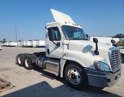 Freightliner Cascadia 125 Day Cab Truck - Detroit 455HP, Automatic