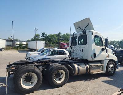 Freightliner Cascadia 125 Day Cab Truck - Detroit 455HP, Automatic