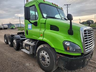 Freightliner CA125DC Tri Axle Day Cab Truck - Detroit 450HP, Automatic