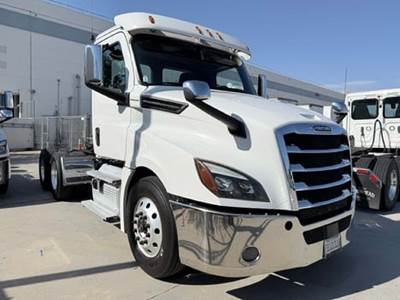 Freightliner Cascadia 126 Day Cab Truck - Detroit 505HP, Automatic