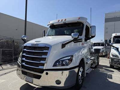 Freightliner Cascadia 126 Day Cab Truck - Detroit 505HP, Automatic